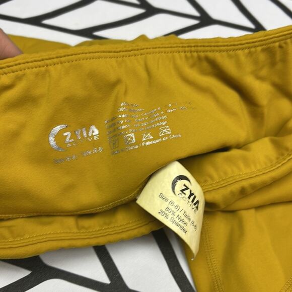 ZYIA mid rise Capri leggings with sheer panels - Picture 6 of 6